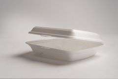 Avoin valkoinen kotiinkuljetettava muovipakkaus.