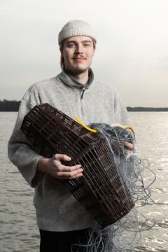 Mies pitää sylissään havaspyydyksiä.