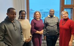Vasemmalta oikealle: Barthélémy Bizimana (University of Rwanda, College of Education), Elizabeth Eta (University of Helsinki/GINTL), Hanna Posti-Ahokas (University of Helsinki /GINTL), Wenceslas Nzabalirwa (University of Rwanda, College of Education), Sai Väyrynen (University of Helsinki/GINTL)