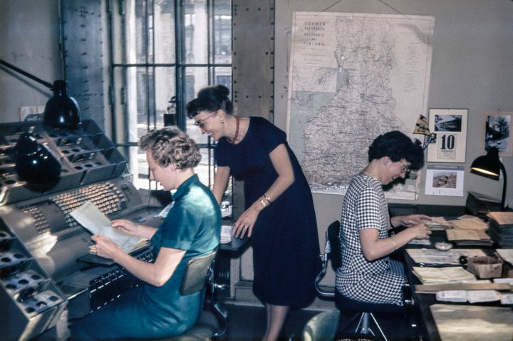 Finlands Banks anställda i sitt arbete. Helsingfors stadsmuseum, 1950–1959.
