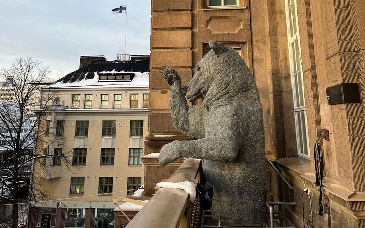 Luonnontieteellisen museon synttrilahja kaupunkilaisille, Urho-karhu, vilkuttelee museon parvekkeelta. Taitelija Eliya Zweygbergin kuumasinkityst tersverkosta tekem teos on kolme metri korkea ja painaa 600 kiloa.