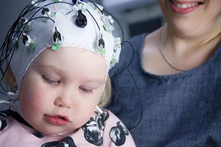 Lapsi, jolla on päässä aivotutkimukseen käytettävä myssy.