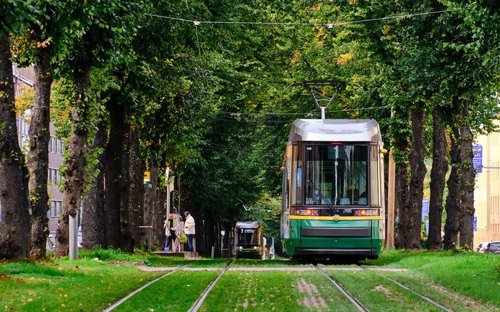 Raitiovaunu Helsingin Mäkelänkadulla