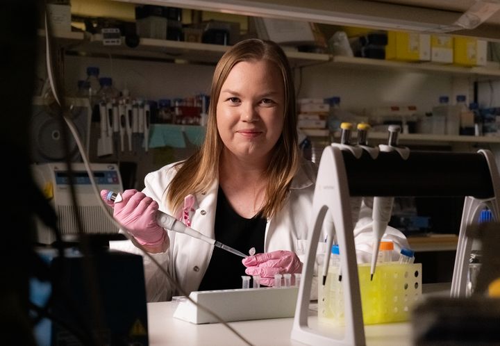 Väitöstutkija Johanna Anttila laboratoriossaan.