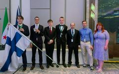 Suomen kisajoukkue valmentajineen kemiaolympialaisissa Dubaissa.