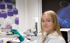 Väitöskirjatutkija Solja Säde Verfinin laboratoriossa.