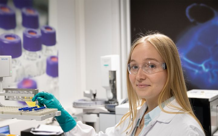 Väitöskirjatutkija Solja Säde Verfinin laboratoriossa.