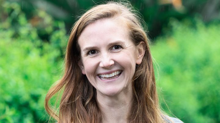 Kasvokuva hymyilevästä Hayley Clementsistä