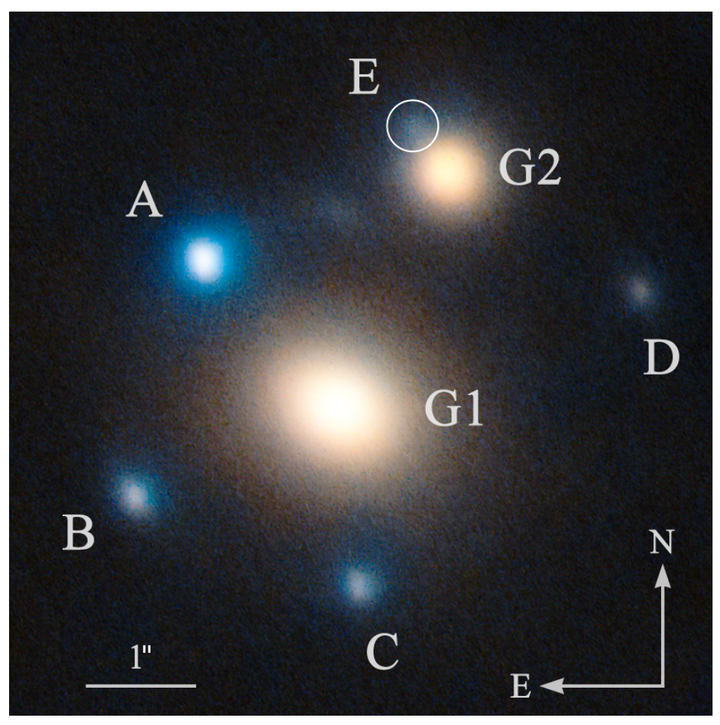 Satelliittikuva näyttää Winny-supernovan räjähdyksen valon taittuvan viiteen kertaan (A-E) kahden gravitaatiolinssinä toimivan galaksin (G1 ja G2) voimasta.