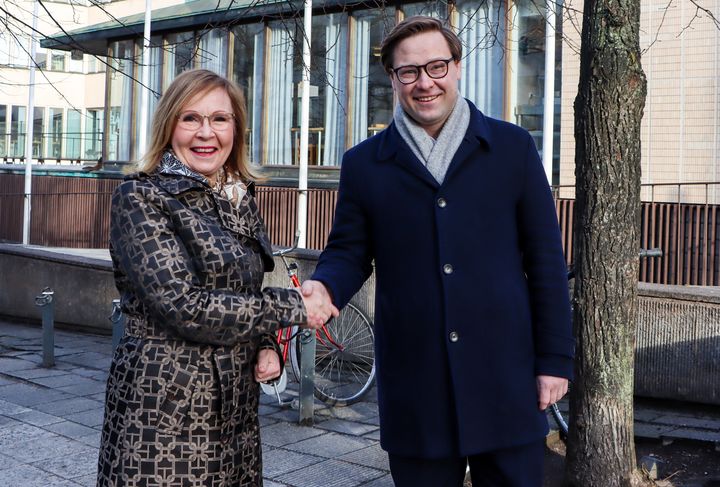Rehtori Sari Lindblom ja pormestari Daniel Sazonov.
