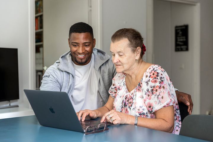 Henkilöt katsovat tietokonetta