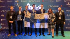 Suomen delegaatio IChO:n palkintojenjaon jälkeen: Vasemmalta oikealle Jukka Puumi, Nicolas Tallbacka, Atso Erkkilä, Michael Christodoulou, Joonas Kuosa, Juulia Talvitie ja Kjell Knapas.  Michael Christodouloulla on rintataskussaan joukkueen maskotti, liito-orava Natalia.