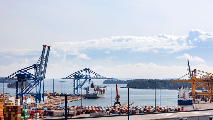 Rahtilaivoja Vuosaaren satamassa.