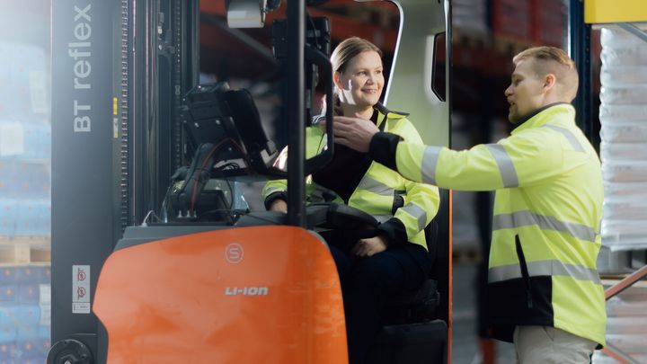 Työntekijän opastus trukin käyttöön.