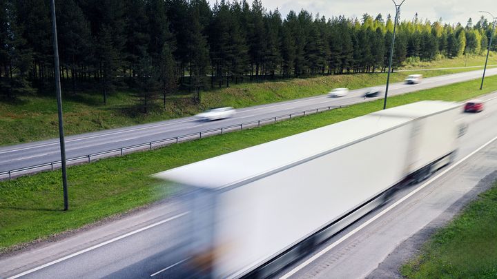 Rekkaliikennettä maantiellä.