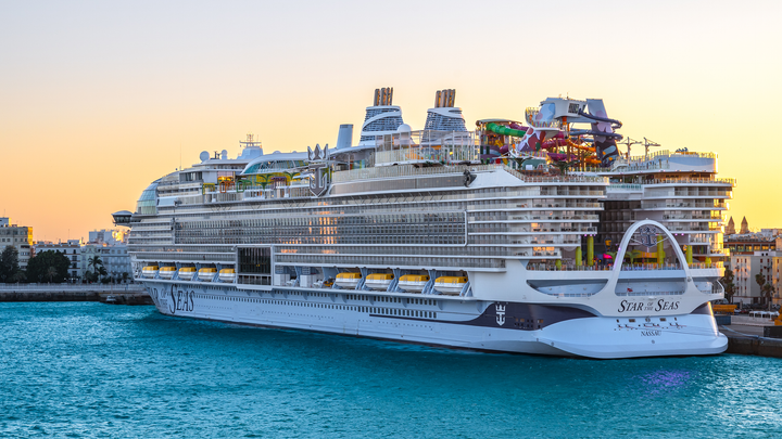 Icon 2 eli Star of the Seas luovutettiin Turusta 2025. Kuvassa alus espanjalaisessa satamassa.