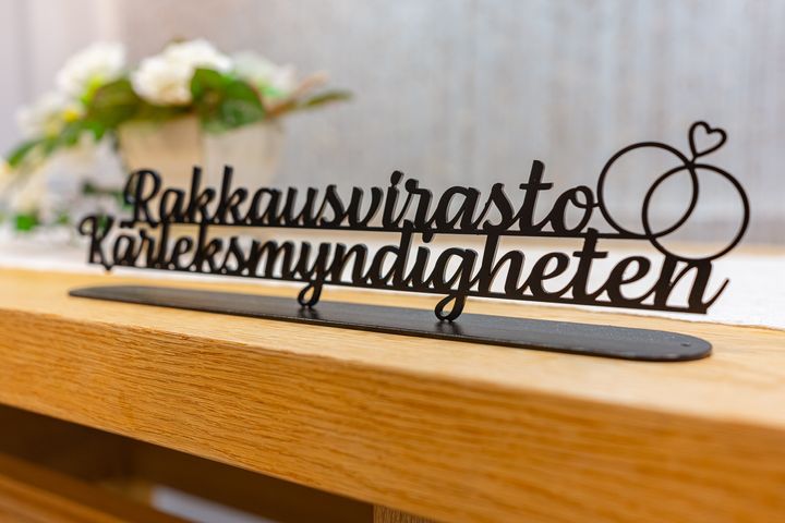 Rakkausvirasto-kyltti vihkitilassa