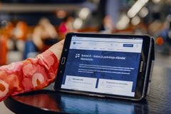 Kuvassa ihminen katsomassa Suomi.fi-verkkopalvelua tietokoneen näytöltä.