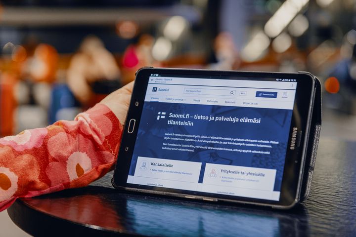 Kuvassa ihminen katsomassa Suomi.fi-verkkopalvelua tietokoneen näytöltä.