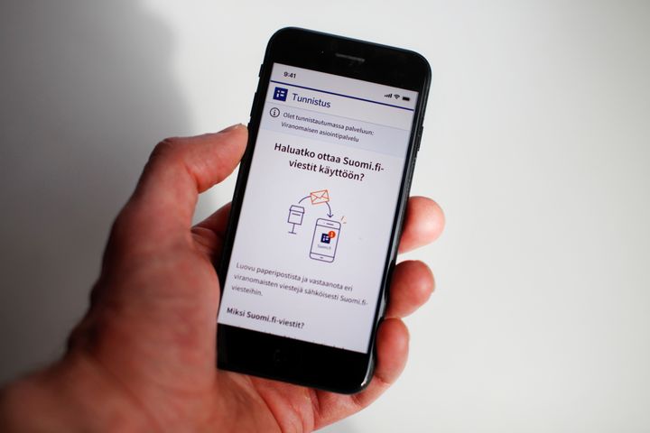 Kuvassa kännykkä, jonka ruudulla näkyy Suomi.fi-viestien käyttöönottoehdotus.