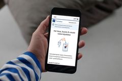 Kuvassa henkilö pitelee kädessään puhelinta ja puhelimen näytöllä on ilmoitus Suomi.fi-viestien käyttööntulosta.