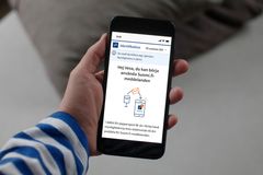 På bilden håller en person en telefon i handen, och på telefonens skärm visas ett meddelande om ibruktagandet av Suomi.fi-meddelanden.