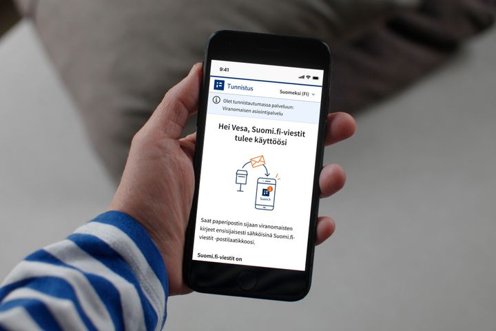 Kuvasa kännykän näyttö, jolla näkyy tunnistautumisen yhteydessä tuleva ilmoitus ottaa Suomi.fi-viestit käyttöön.