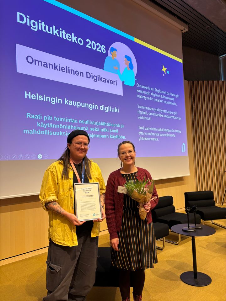 Jon Karvinen ja Marja Säikkä (Helsingin kaupunki) vastaanottavat Digitukiteko 2026 -palkinnon.