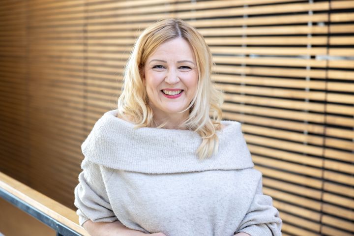 Aalto-yliopiston professori Niina Nurmen uusi tutkimus osoittaa, että virtuaalikokouksiin osallistuminen saattaa johtaa lisääntyneeseen uneliaisuuteen alikuormituksen ja tylsistymisen seurauksena.