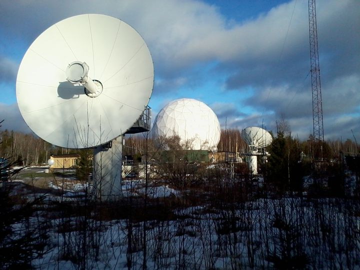 Teleskooppi talvimaisemassa, taustalla suuremman teleskoopin kupoli.
