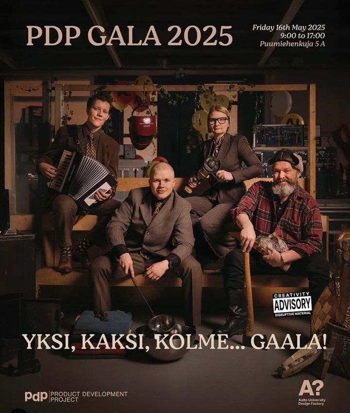 Neljä ihmistä istuu ja seisoo soittimien kanssa sisätiloissa. Tekstinä "PDP GALA 2025, Yksi, Kaksi, Kolme... Gaala!" ja muita tapahtumatietoja.
