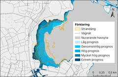 Karta över Bredvik i Esbo visar olika prognoser för havsnivåhöjning fram till 2100, med färger som representerar låg till extrem nivå. Vägar och infrastruktur visas också.