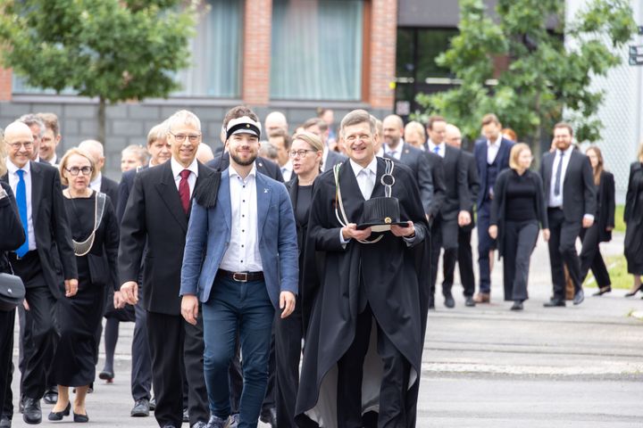 Aalto-yliopiston uusi lukuvuosi käynnistyi. Akateemista kulkuetta johtivat yliopiston rehtori Ilkka Niemelä (oik.) ja ylioppilaskunnan hallituksen puheenjohtaja Sakari Ropponen (vas.).