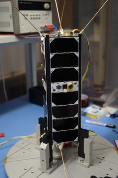 Pieni satelliitti tutkimuslaboratoriossa.