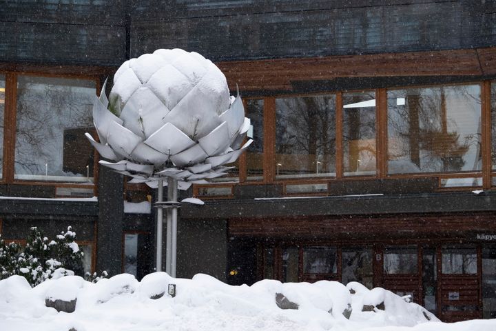 Talvinen näkymä Dipolin rakennuksesta lumisateessa.