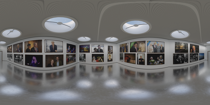 Valokuvan%E4yttelyn%20sis%E4tila%2C%20jonka%20seinill%E4%20on%20useita%20muotokuvia.%20Katossa%20on%20py%F6reit%E4%20valaisevia%20aukkoja.