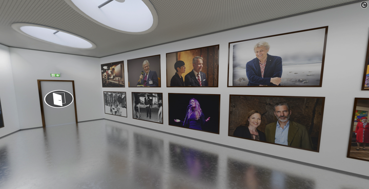 Taidegalleria%2C%20jossa%20on%20valokuvia%20sein%E4ll%E4%20ja%20n%E4ytt%E4m%F6ll%E4%20esiintyv%E4%20henkil%F6.