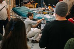 Kuvassa henkilö esittelee älykkään virtsanerityksen seurannan mittausprototyyppiä sängyn vieressä yleisölle.