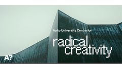 Kuvassa on teksti "Aalto University Centre for Radical Creativity" modernin rakennuksen edessä.