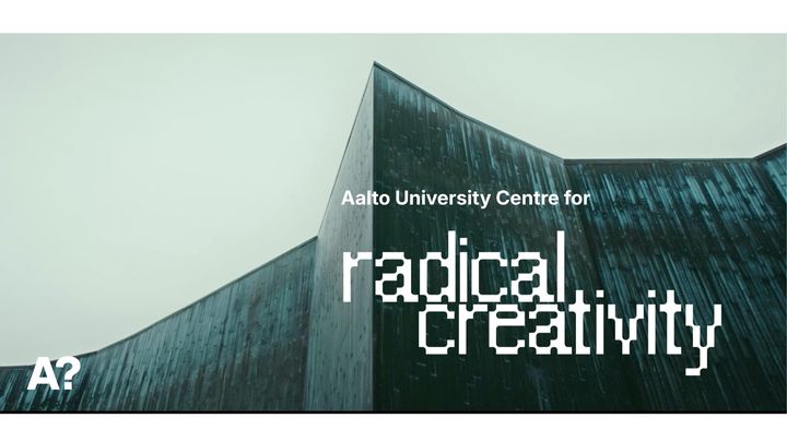 Kuvassa on teksti "Aalto University Centre for Radical Creativity" modernin rakennuksen edessä.