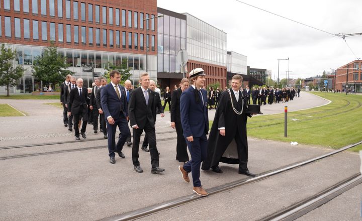 Aalto-yliopiston lukuvuoden avajaisten akateeminen kulkue. Kuvassa oikealla rehtori Ilkka Niemelä ja hänen vieressään ylioppilaskunnan hallituksen puheenjohtaja Joona Lipponen.