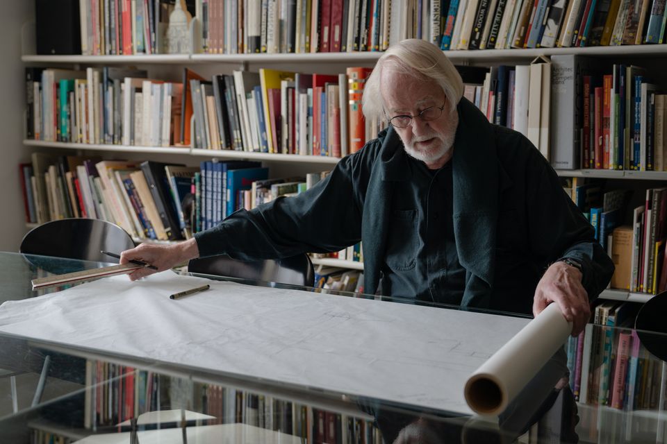 Juhani Pallasmaa on kansainvälisesti poikkeuksellisen hyvin tunnettu kirjoittajana ja arkkitehtuuriajattelijana. Antti Laine