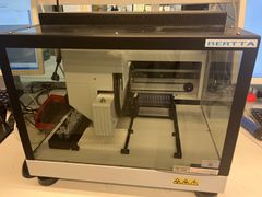 Laite nimeltä BERTTA laboratoriossa; käytetään sähkökemiallisiin mittauksiin.