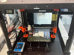 3D-tulostin valmistamassa laitetta sähkökemiallisiin mittauksiin.
