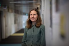 Muotokuva Maria Holopaisesta käytävällä.