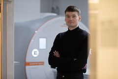 Kuvassa Matias Piispanen on magneettikuvauslaitteen edessä.