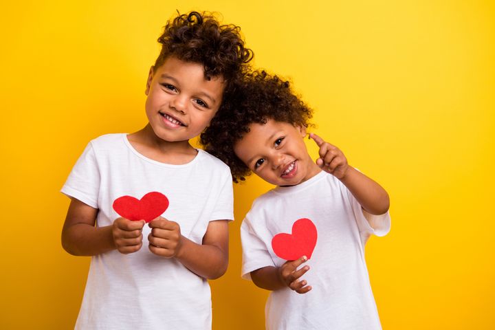 Två barn med hjärtan