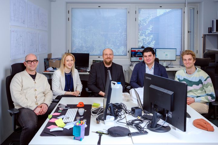 Kuvassa Läpimurto-voittajatiimi: Federico Varalta, Sara Ikonen, Juho Uzkurt Kaljunen, Burak Yirmibesoglu, Eero Petäjä.