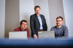 Kuvassa Kivijalka-voittajatiimi: Ville Valtavirta, Jaakko Leppänen, Antti Rintala.