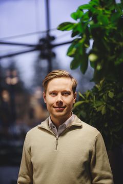 Miika Manu, taustalla viherkasveja.